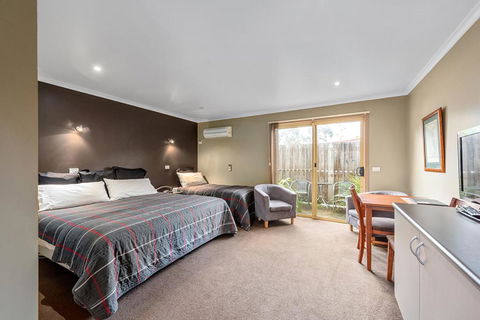 Motel Strahan - ACT Tourism 1