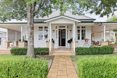 Narraweema Guesthouse - Historic Luxury BnB Retreat - ACT Tourism 1