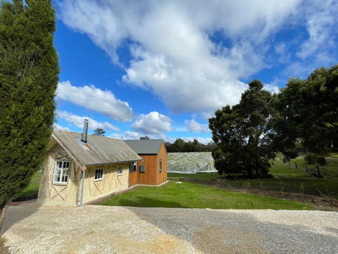 NEST- Luxury Vineyard Accommodation - ACT Tourism 3
