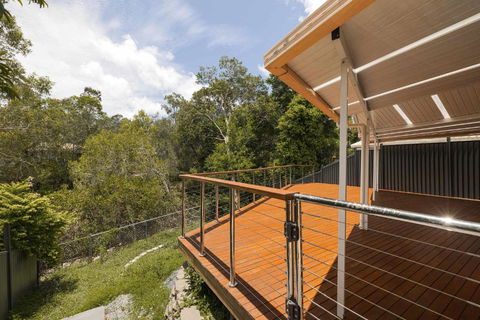 NEW 3BR Serene Creekside Retreat In Helensvale - ACT Tourism 0