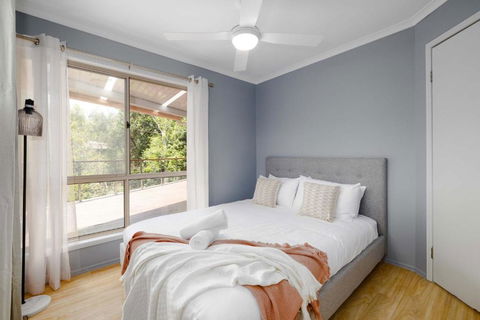 NEW 3BR Serene Creekside Retreat In Helensvale - ACT Tourism 2