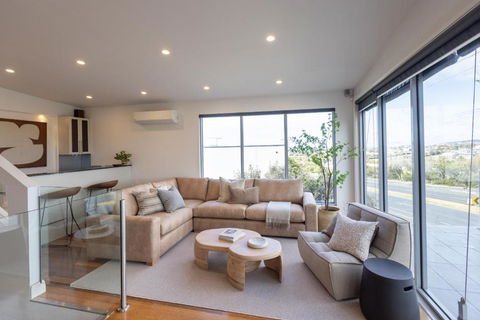 NEW Pleasant View Stays TORQUAY - ACT Tourism 0
