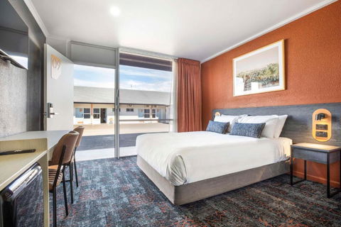 Nightcap At Horse & Jockey Hotel Warwick - ACT Tourism 0