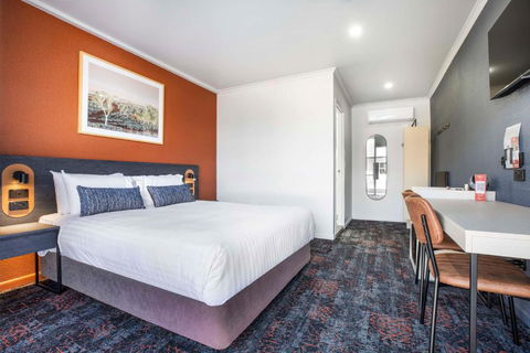 Nightcap At Horse & Jockey Hotel Warwick - ACT Tourism 3