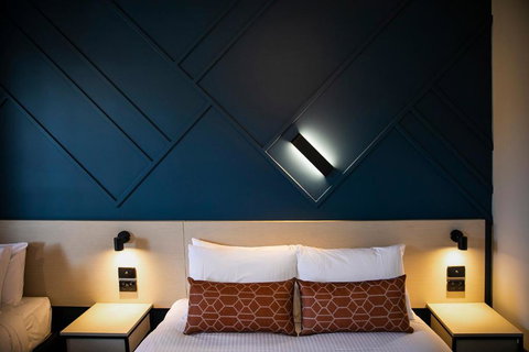 Nightcap At Sandown Park Hotel - ACT Tourism 1