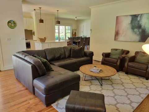 Noonan House, 5 Bedrooms. Hop & Skip To Town - ACT Tourism 3