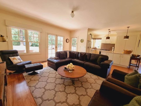 Noonan House, 5 Bedrooms. Hop & Skip To Town - ACT Tourism 2