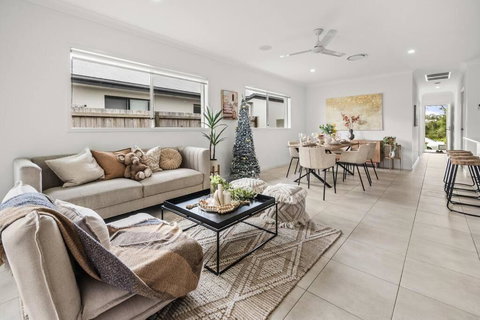 Oasis Retreat In Coomera - ACT Tourism 0