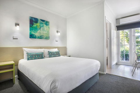 Nightcap At Skyways Hotel - ACT Tourism 0