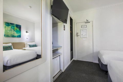 Nightcap At Skyways Hotel - ACT Tourism 3