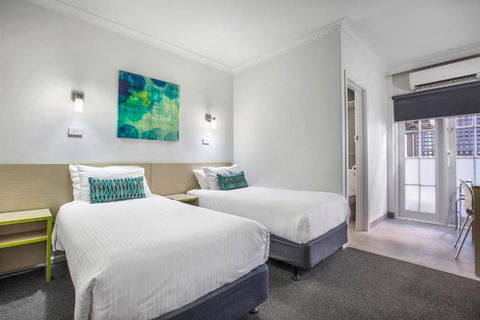 Nightcap At Skyways Hotel - ACT Tourism 1