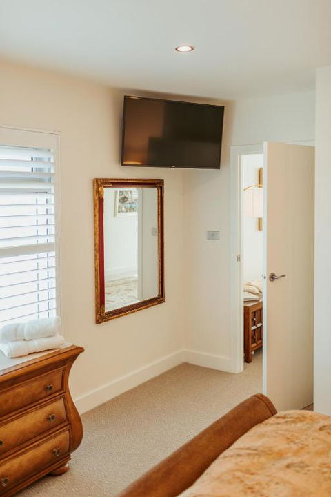 ONE Luxury Apartment - ACT Tourism 3