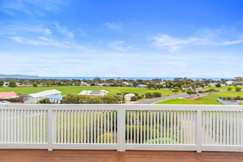 One Merino Panoramic Beach House Modern Sleeps 10 - ACT Tourism 3