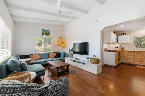 Peaceful And Renovated Original Beach House With Sweeping Views Of Gracetown - ACT Tourism 3