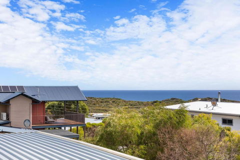 Peaceful And Renovated Original Beach House With Sweeping Views Of Gracetown - ACT Tourism 1