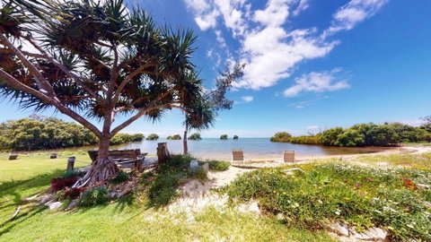 Palazzo On The Beach - Beachmere - ACT Tourism 0