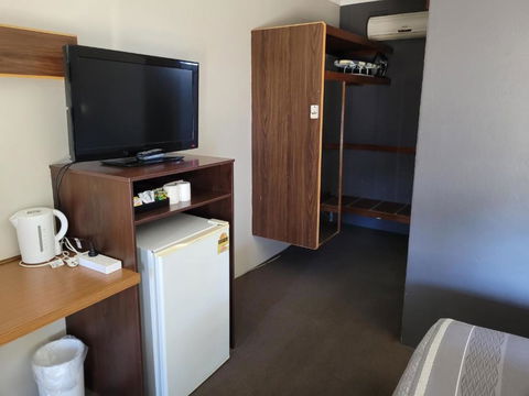 Palm And Pawn Motor Inn - ACT Tourism 3