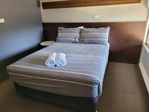 Palm And Pawn Motor Inn - ACT Tourism 1