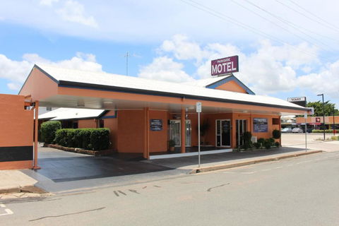 Parkside Motel Ayr - ACT Tourism 0