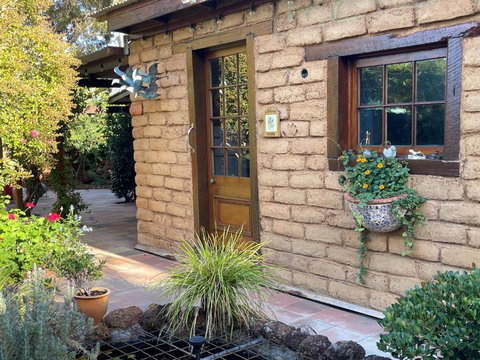 Patricias Garden Studio - ACT Tourism 1