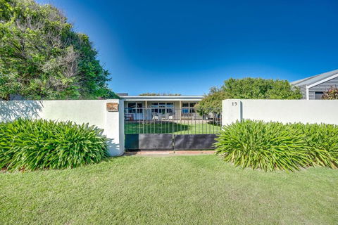 Peaceful Seaside Cottage - ACT Tourism 0