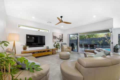 Pet Friendly Holiday Home With Pool On Alex - ACT Tourism 2