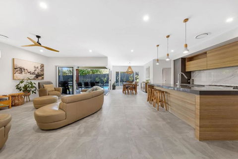 Pet Friendly Holiday Home With Pool On Alex - ACT Tourism 0