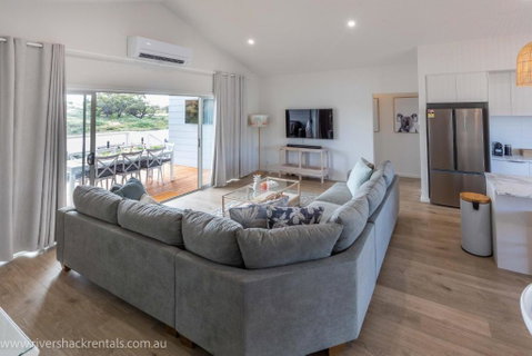 Pina Colada Shack-40 Marina Way - ACT Tourism 1