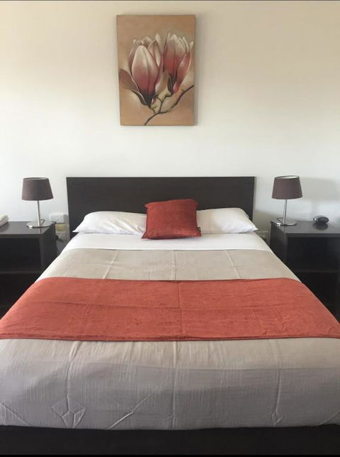 Ploughmans Motor Inn - ACT Tourism 2