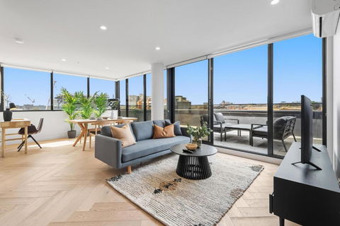 Polished 2-Bed Apartment With Gorgeous City Views - ACT Tourism 0