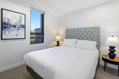 Polished 2-Bed Apartment With Gorgeous City Views - ACT Tourism 1