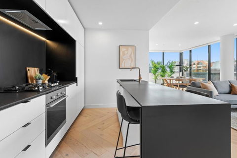 Polished 2-Bed Apartment With Gorgeous City Views - ACT Tourism 2