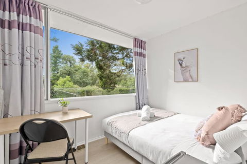 Quaint Queen Room - Central Location At Pymble - Shared Bathroom - ACT Tourism 0
