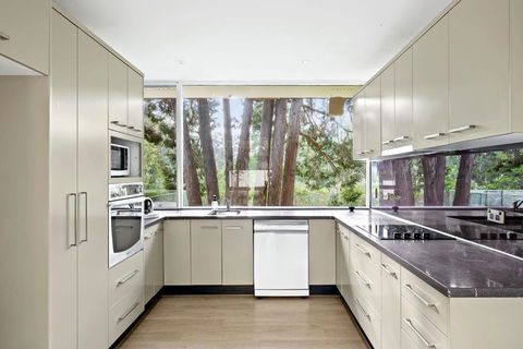 Quaint Queen Room - Central Location At Pymble - Shared Bathroom - ACT Tourism 2