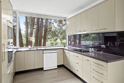 Quaint Queen Room - Central Location At Pymble - Shared Bathroom - ACT Tourism 3