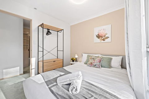 Quaint Queen Room In Pymble - Private Spot - Shared Bathroom - ACT Tourism 0