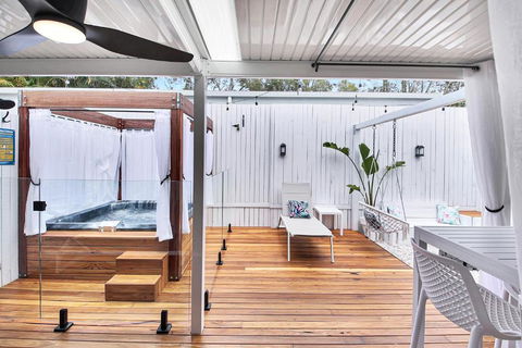 Private Outdoor Spa, Fire Pit - THE RETREAT COOLUM BEACH - ACT Tourism 1