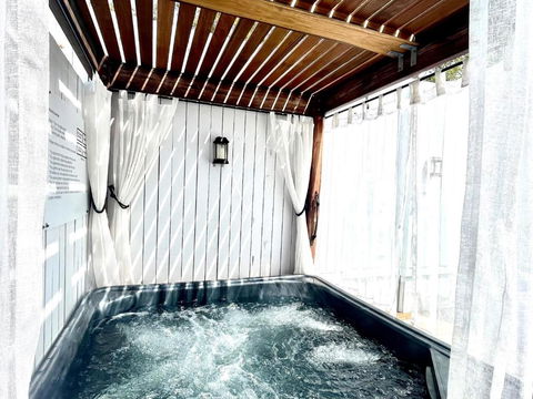 Private Outdoor Spa, Fire Pit - THE RETREAT COOLUM BEACH - ACT Tourism 3