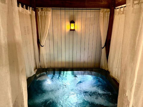 Private Outdoor Spa, Fire Pit - THE RETREAT COOLUM BEACH - ACT Tourism 0