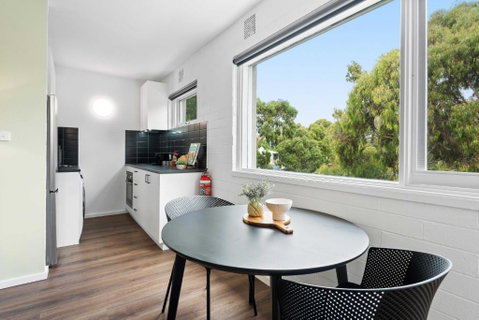 Pristine 1-Bed Unit Moments From Royal Park - ACT Tourism 1