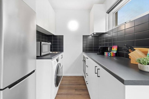 Pristine 1-Bed Unit Moments From Royal Park - ACT Tourism 2