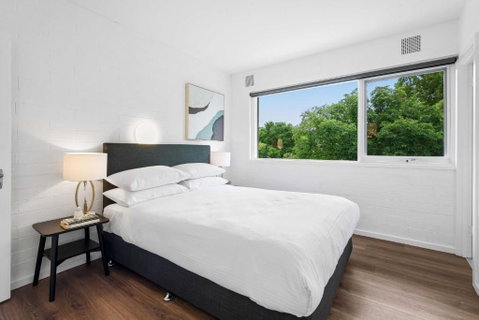 Pristine 1-Bed Unit Moments From Royal Park - ACT Tourism 3
