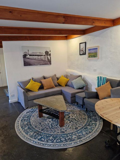 Private Guesthouse - ACT Tourism 0