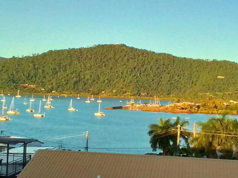 QCWA Cheerful Cottage - Airlie Beach - ACT Tourism 0