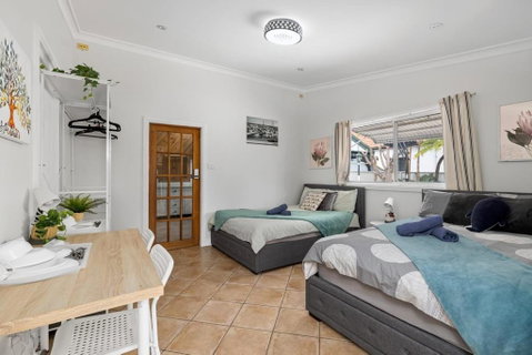 Quadruple Ensuite Room - Nearby Stations & Shops - ACT Tourism 0