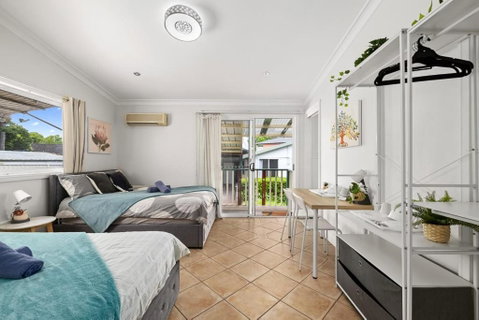 Quadruple Ensuite Room - Nearby Stations & Shops - ACT Tourism 1