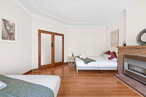 Quadruple Room - Near Transport & Shops - Shared Bathroom - ACT Tourism 0