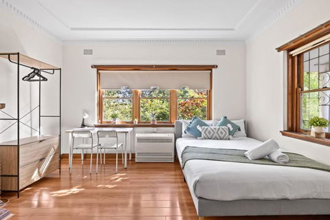 Quadruple Room - Near Transport & Shops - Shared Bathroom - ACT Tourism 1