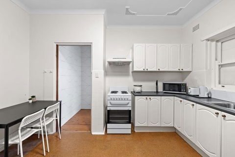 Quadruple Room - Near Transport & Shops - Shared Bathroom - ACT Tourism 3