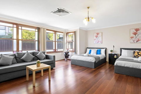 Quadruple Room W Ensuite In Gordon Near Train & Bus - ACT Tourism 0